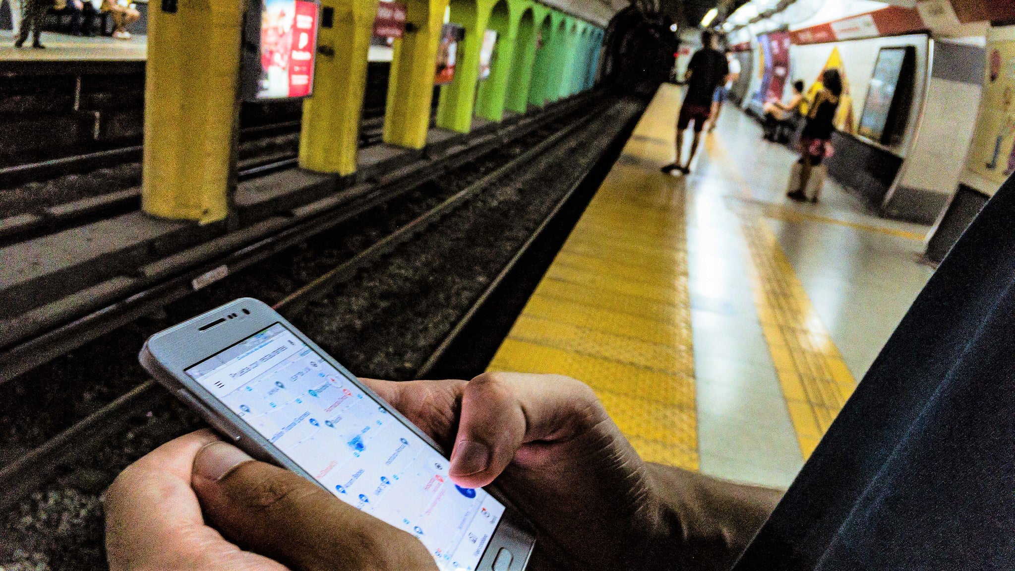 A commuter looks for direction on his smartphone in a Buenos Aires metro station. Photo: Juan Ignacio Coda/World Bank.