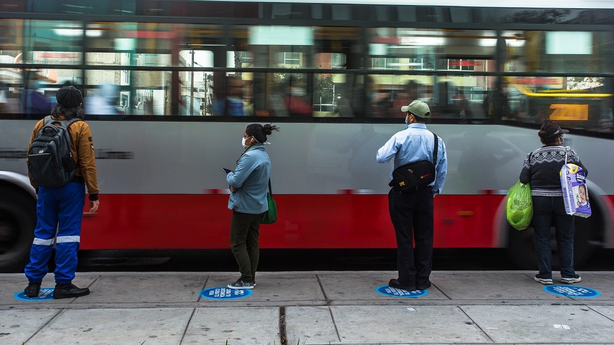 Commuters waiting at a bus stop in Lima during the COVID-19 pandemic. Photo: Victor Idrogo/World Bank
