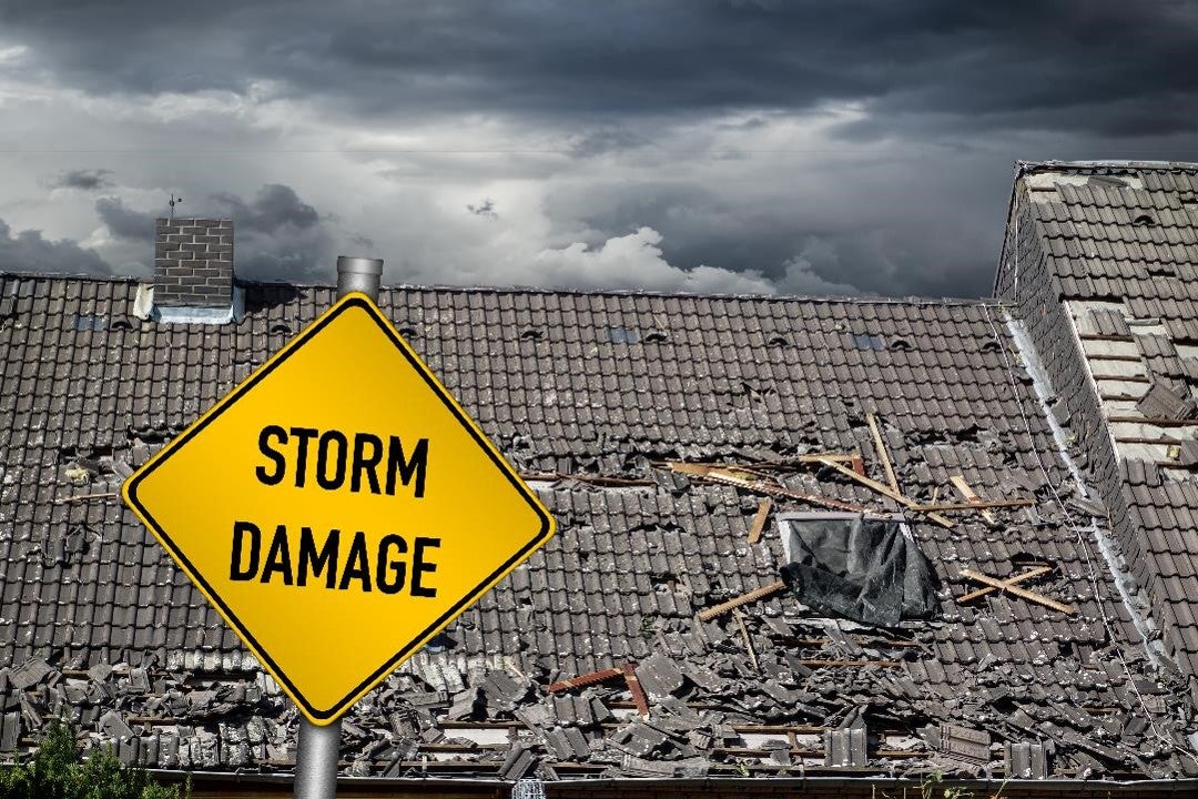 Warning sign in front of a house damaged by natural disasters | ©stockphoto-graf, Shutterstock